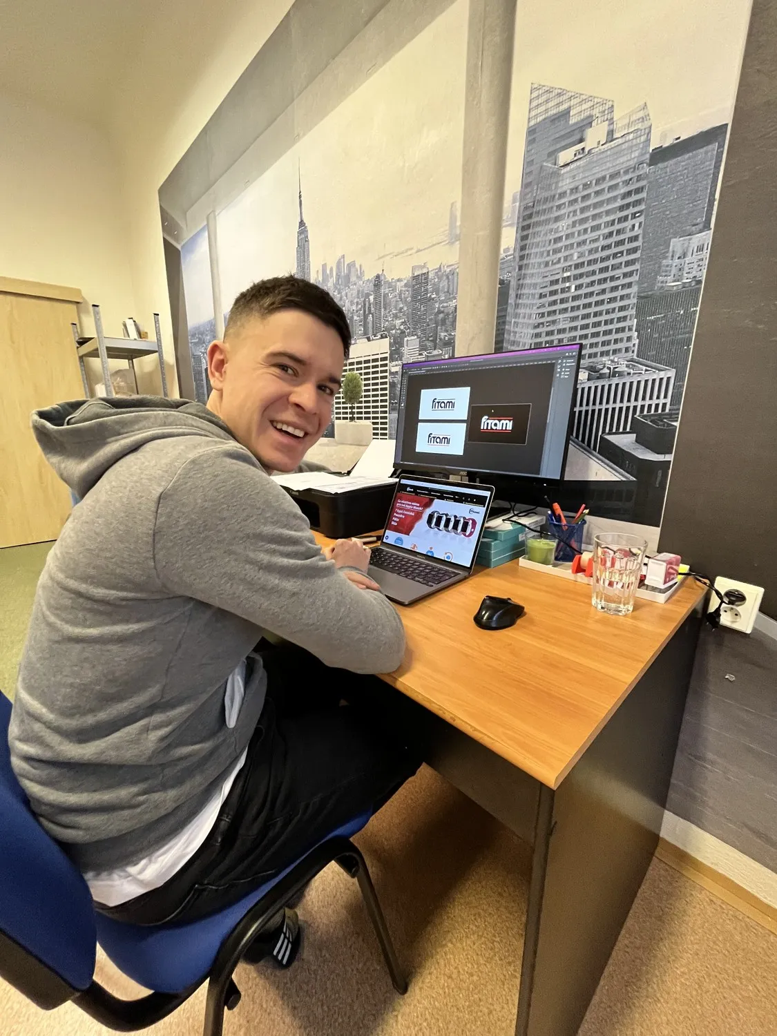 Filip pri počítači ladí grafiku a vizuál pre e-shop