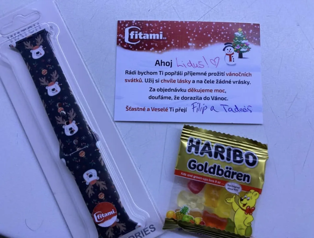 Ručne písaná vianočná kartička FITAMI s poďakovaním, remienok a balíček Haribo v objednávke