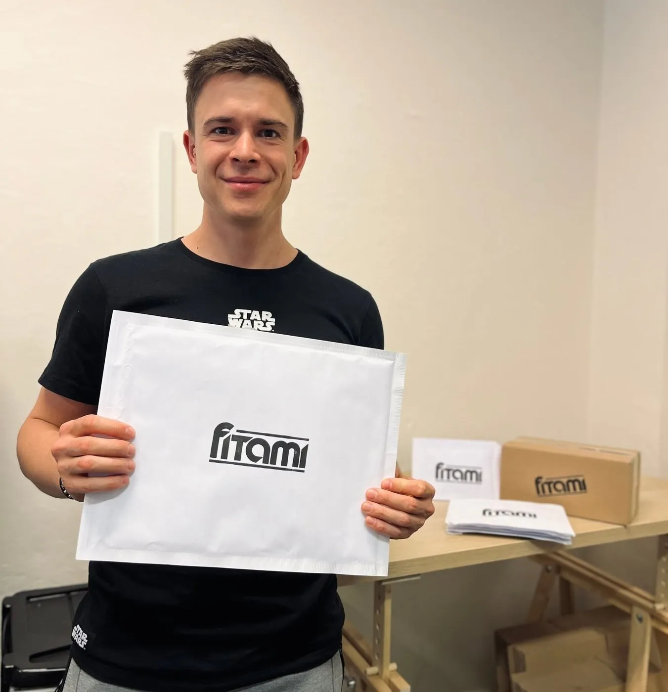 Filip drží bublinkovú obálku s vytlačeným logom FITAMI