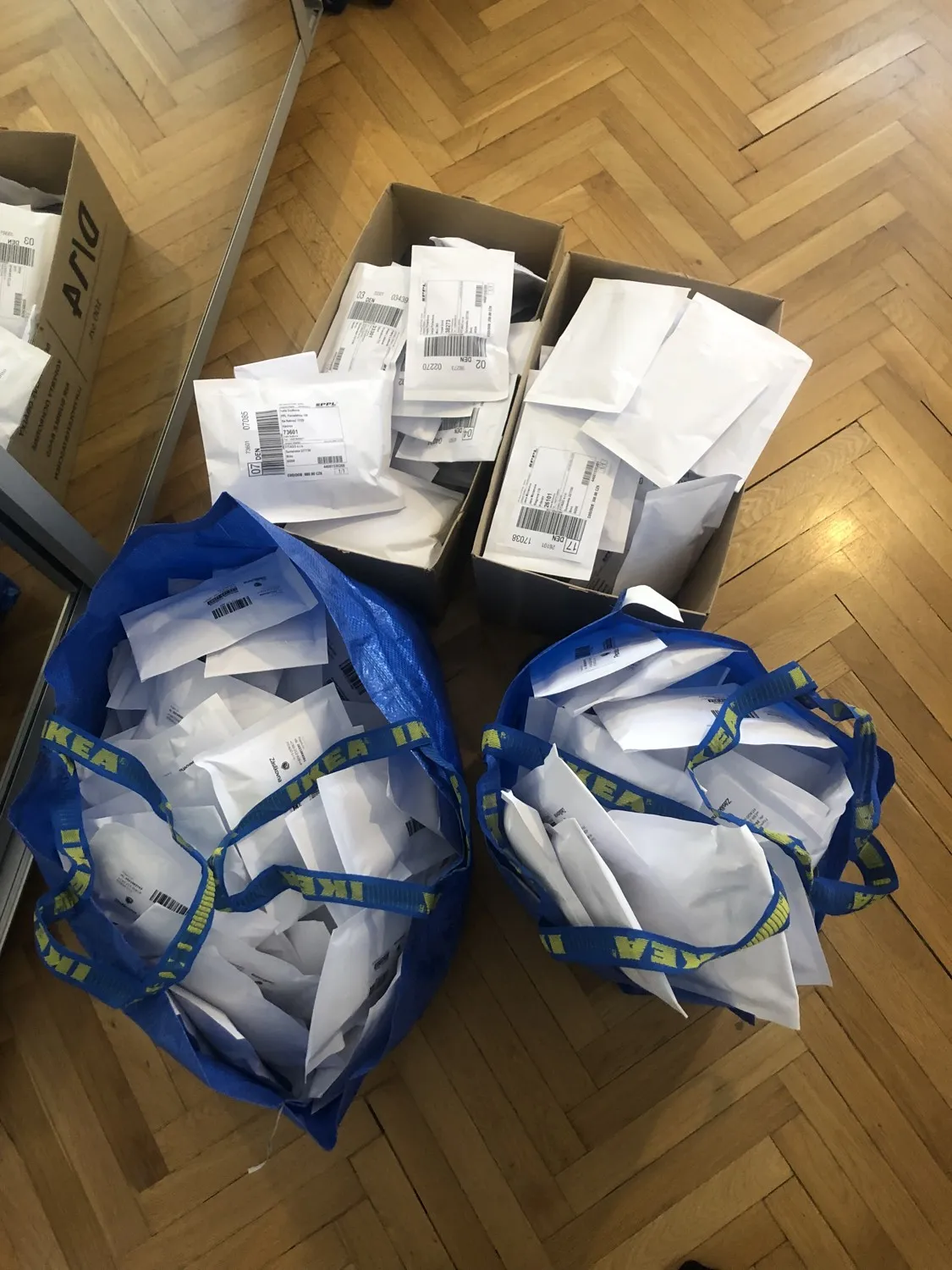 Dve veľké IKEA tašky plné zabalených objednávok na Packetu