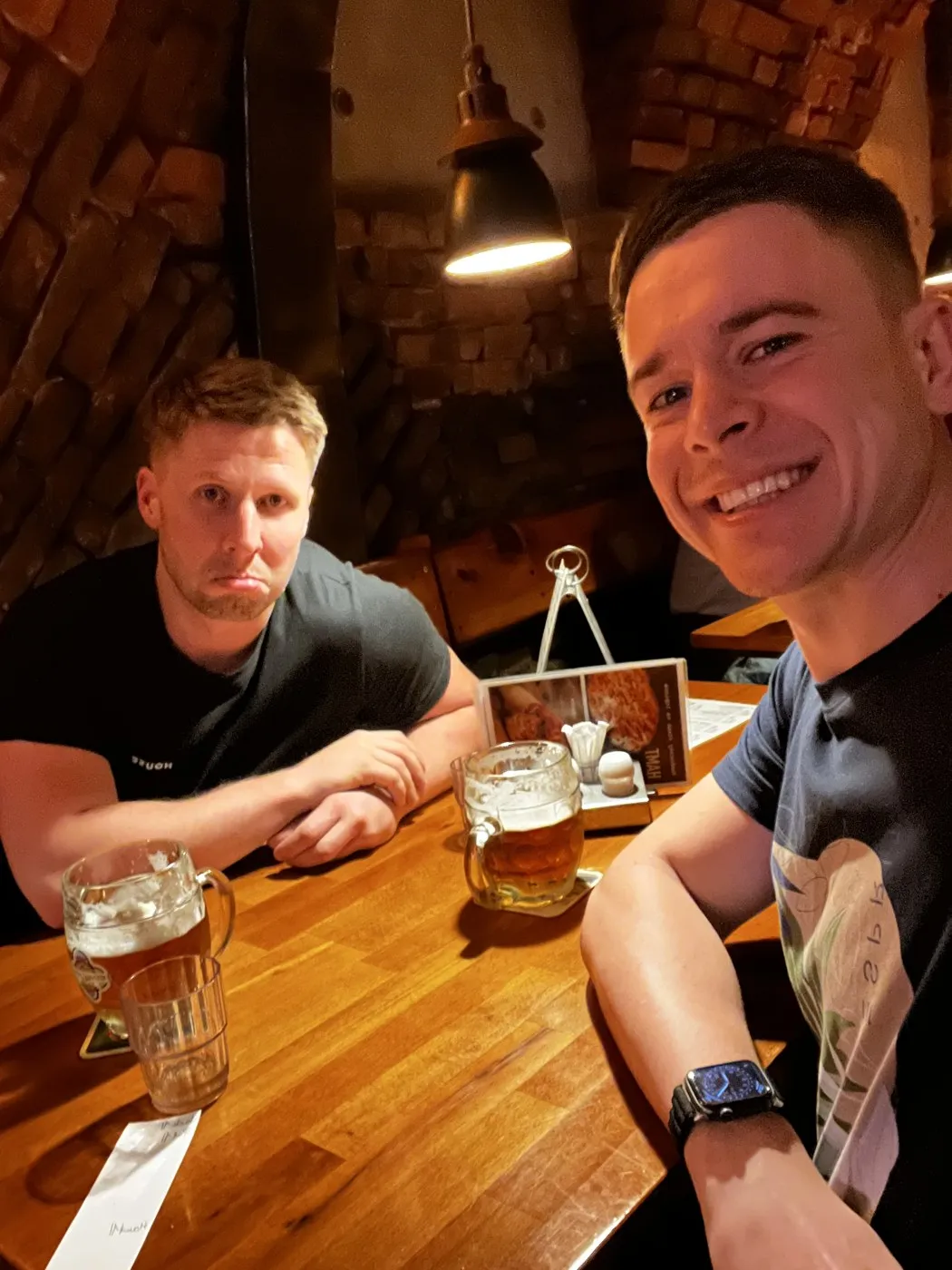 Filip a Tadeáš si pripíjajú pivom po predaji e-shopu FITAMI