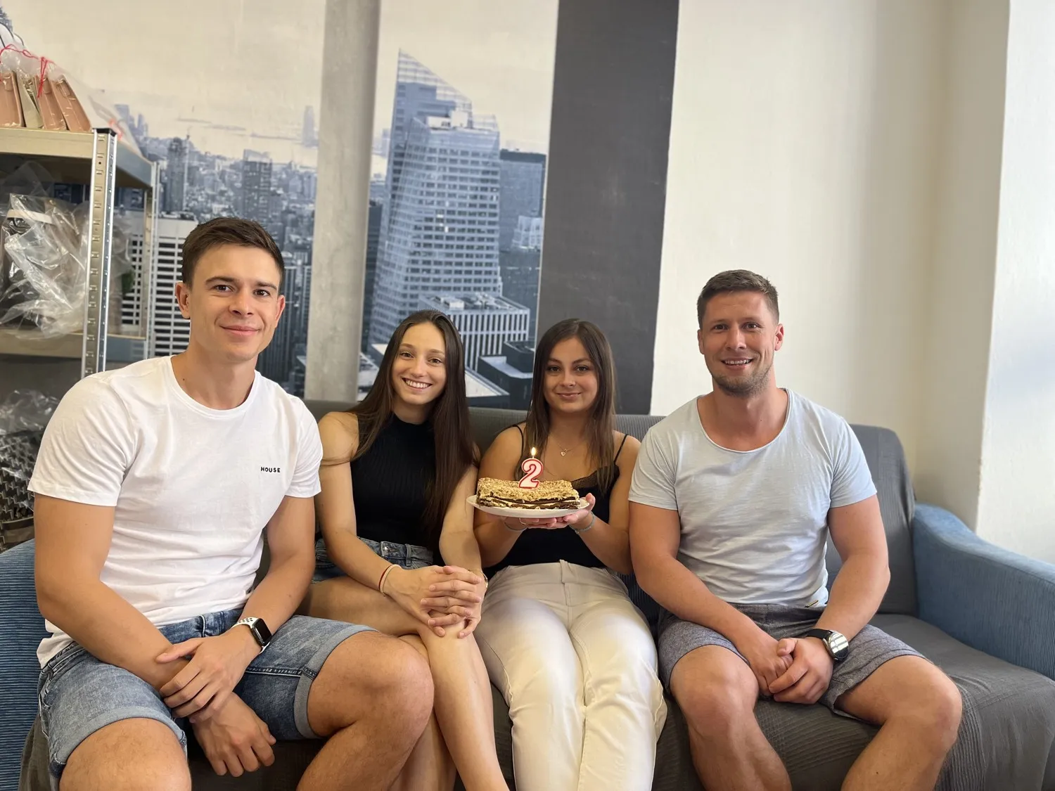 Filip a Tadeáš s dvoma pomocníčkami oslavujú druhé narodeniny e-shopu FITAMI