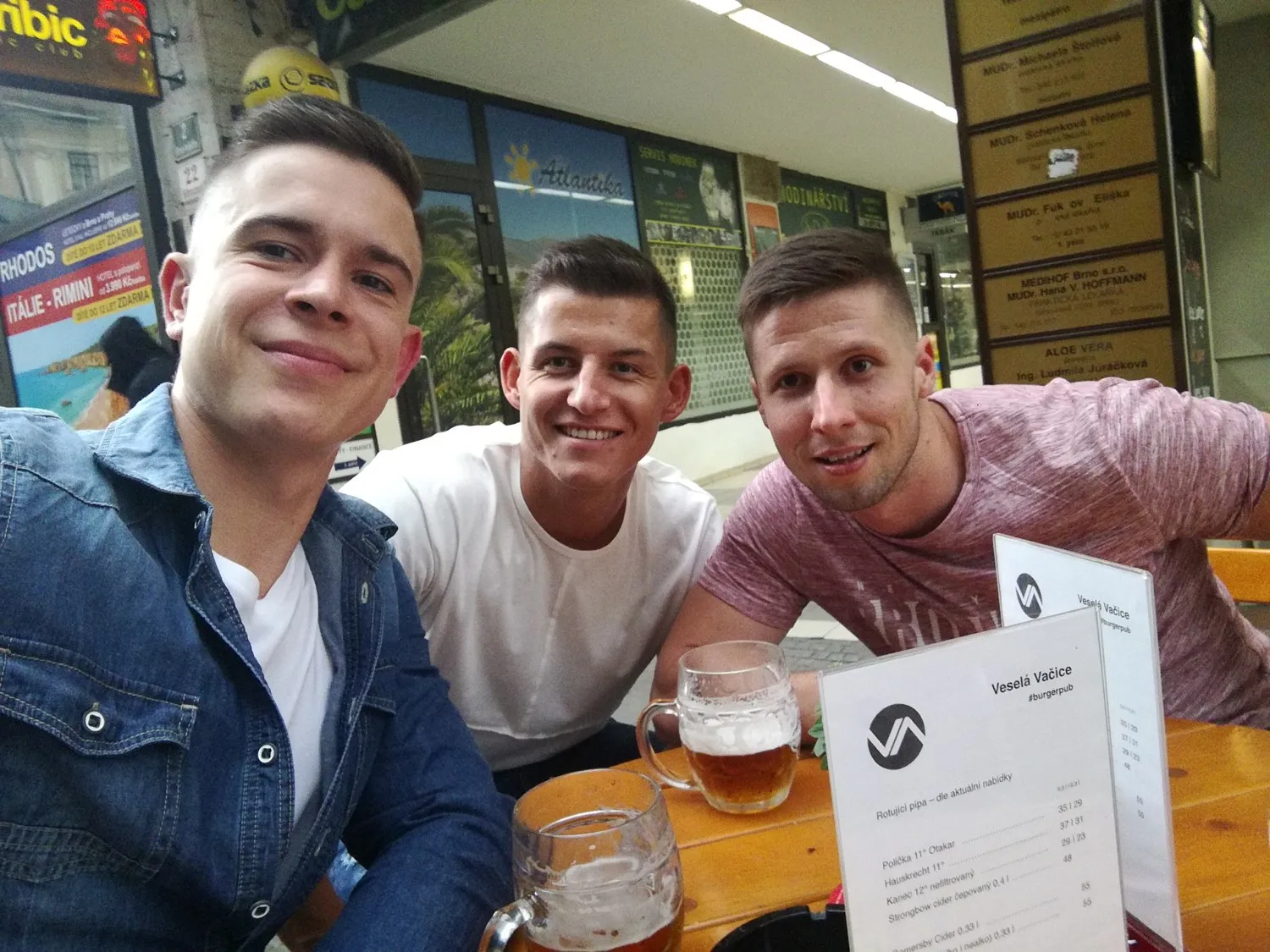 Filip, Tadeáš a Miroslav pri pive, kde padlo rozhodnutie založiť FITAMI